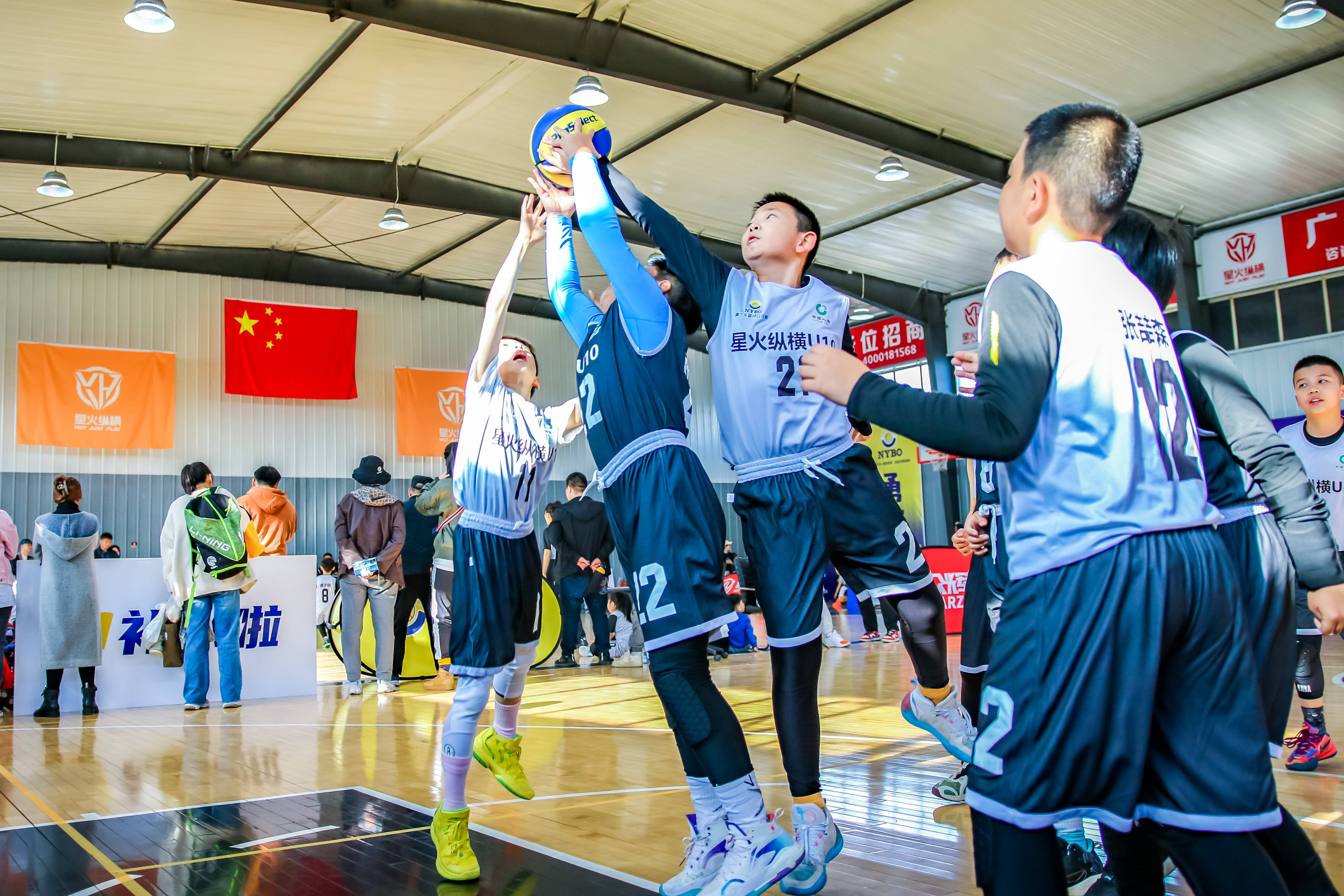 比赛中球员争分夺秒,展现出色技艺 比赛中球员争分夺秒,展现出色技艺